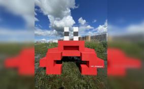 В Муринском поле появился арт-объект со смыслом: 100-килограммовый красный краб