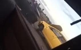 На КАДе в Ленобласти три автомобиля насмерть сбили остановившуюся женщину-водителя