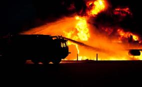 В Лодейном Поле тушат крупный пожар в автосервисе