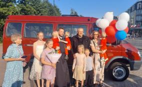Александр Дрозденко вручил ключи от нового микроавтобуса родителям семерых детей из Выборга