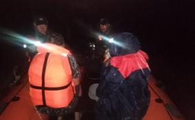 Двое рыбаков застряли посреди озера Вуокса в Ленобласти