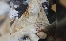 Реставраторы восстанавливают скульптуры Павловского собора в Гатчине