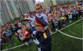 Более 25 тысяч маленьких ленинградцев в этом году пойдут в первый класс