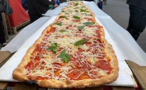 В Петербурге приготовили трехметровую пиццу