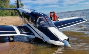 На пляж Финского залива чудом приземлился легкомоторный самолет