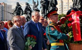 Губернатор Ленобласти Дрозденко возложил цветы к Монументу героическим защитникам Ленинграда