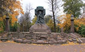 В Петербурге 4-летний мальчик сорвался с памятника «Стерегущему» и получил серьезные травмы головы