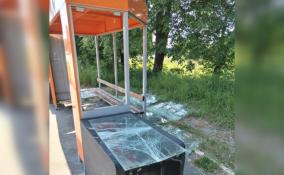 Вандалы вдребезги разбили три новые автобусные остановки во Всеволожском районе