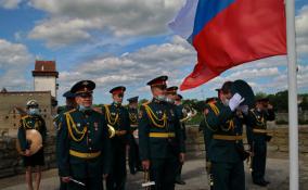 Губернатор Ленобласти поздравил жителей региона с Днём Государственного флага России