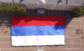 В День флага России МЧС Ленобласти развернуло триколор площадью 2400 квадратных метров