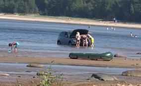 В Ленобласти пьяный отдыхающий заехал на BMW в Финский залив в Батарейной бухте и утопил автомобиль