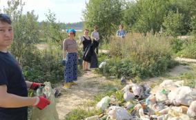 Волонтёры собрали 100 мешков мусора с берегов Пугаревского карьера в Ленобласти