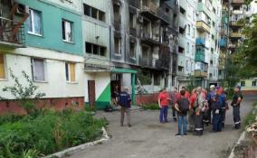 Разрушенный микрорайон Мариуполя восстанавливают более 120 строителей из Ленобласти