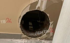 В Петербурге грабители проникли в банк через дыру в стене