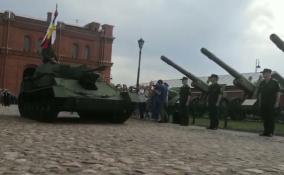По территории артиллерийского музея в Петербурге прошла фронтовая самоходка СУ-76