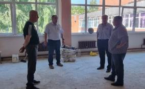 Члены «Единой России» проверили ход ремонта школы и спортцентра в Тосненском районе