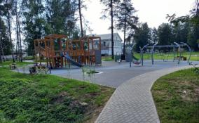 В Вырице открыли новую детскую площадку с батутом и качелями