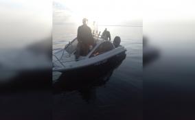 Спасатели эвакуировали двух лодочников из акватории Ладожского озера