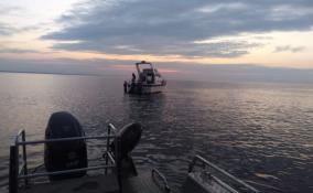 В акватории Ладожского озера лодка села на мель, на помощь пришли спасатели