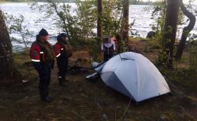 Спасатели Ленобласти помогли застрявшей на острове озера Вуокса девушке добраться до берега