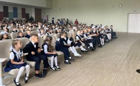 В День знаний учеников Волховской гимназии поздравил Комитет правопорядка и безопасности Ленобласти