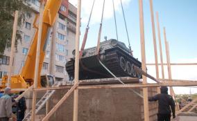 Будущий танк-памятник своим ходом добрался до постамента в Ивангороде