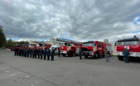 Пожарным Ленобласти вручили ключи и сертификаты на 16 единиц современной спецтехники