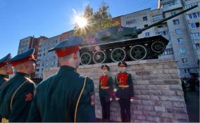 Фоторепортаж ЛенТВ24: как прошло торжественное открытие памятника танку Т-34 в Ивангороде