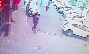 Видео: в Петербурге иномарка влетела в здание торгового центра и сбила пешеходов