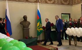 Губернатор Ленобласти возложил цветы у нового бюста первого министра юстиции Гавриила Державина