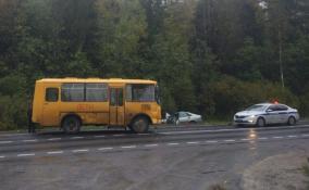 Прокуратура организовала проверку после столкновения школьного автобуса с легковушкой в Ленобласти