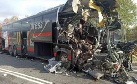 В ДТП с автобусом на трассе «Нарва» погиб один человек и 14 пострадали