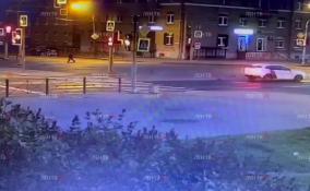 Видео: перебегавший дорогу петербуржец попал под машину