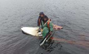 Двух рыбаков с пробитой лодкой спасли на Ладожском озере