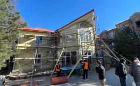 До конца 2023 года специалисты из Ленобласти отремонтируют 35 многоквартирных домов в Мариуполе