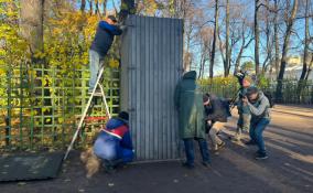 Скульптуры в Летнем саду Петербурга укрыли в специальные футляры к холодам