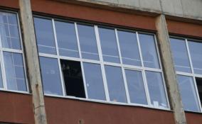 Из окна 13-го этажа в Петербурге выпал 25-летний молодой человек