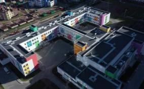 В строящуюся школу на 1000 мест в Кудрово завозят мебель