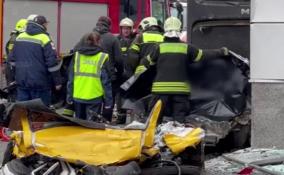 Водитель грузовика, раздавившего такси в Москве, попросил
прощения