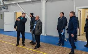 Партийный десант проверил ход строительства спорткомплекса в Высоцке