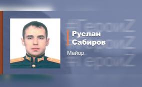 Руслан Сабиров, рискуя жизнью, сменил раненого командира и организовал ремонт повреждённой радиотехники
