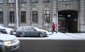 Житель Петербурга рухнул на обледеневшей улице и повредил ногу