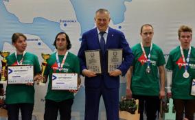 В Гатчине наградили победителей и призеров чемпионатов «Молодые профессионалы» и «Абилимпикс» — фоторепортаж