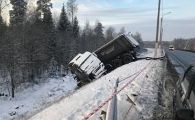 Ночью 3 декабря на «Скандинавии» полностью перекроют дорогу из-за вылетевшего в кювет грузовика