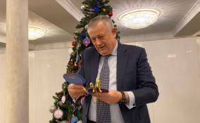 Губернатор Ленобласти дал старт акции «Ёлка желаний» и вызвался исполнить новогодние мечты пяти ребят