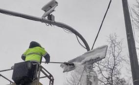 Дорожники Ленобласти очищают от снега панели светофоров и меняют аккумуляторы