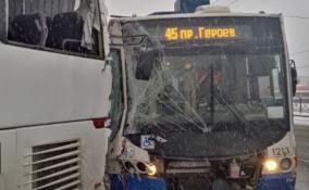 Восемь человек пострадали в аварии легковушки с троллейбусов в Петербурге