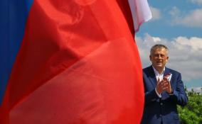 Губернатор Ленобласти поздравил жителей с Днём Конституции России