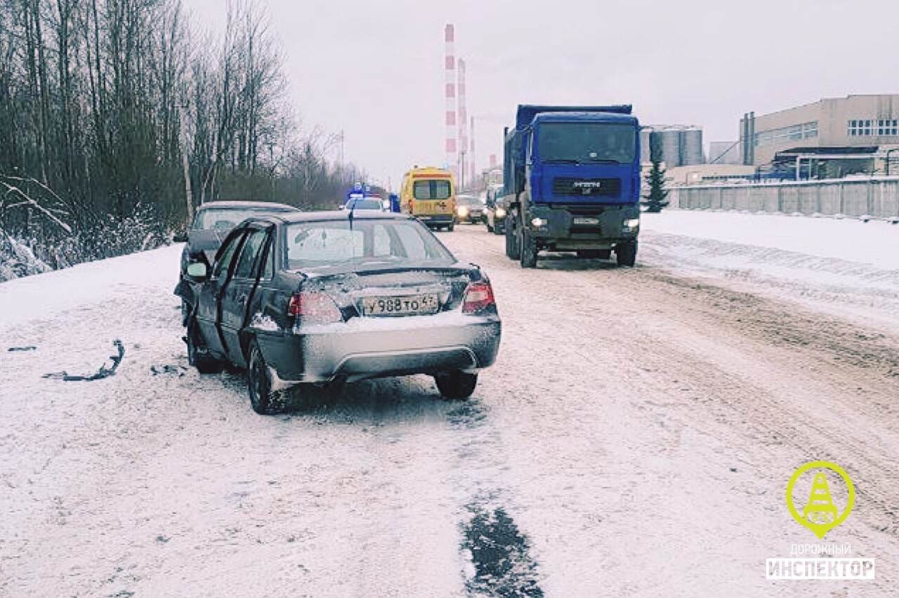 Под Кириши лоб в лоб столкнулись Daewoo и ВАЗ, пострадали трое человек |  12.12.2022 | ЛенОбласть - БезФормата