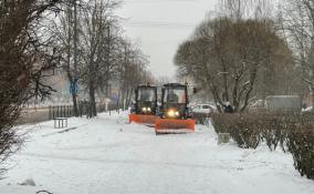 Стало известно, сколько спецтехники и дворников убирают в Ленобласти снег
